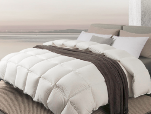 1,原料來源安徽省是國內(nèi)羽絨及制品生產(chǎn)和出口大省,因此霞珍羽絨被