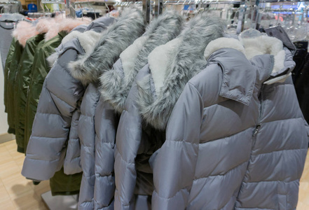 建筑物地點(diǎn)碎片采用黑的塑料制品袋和破碎的伍德